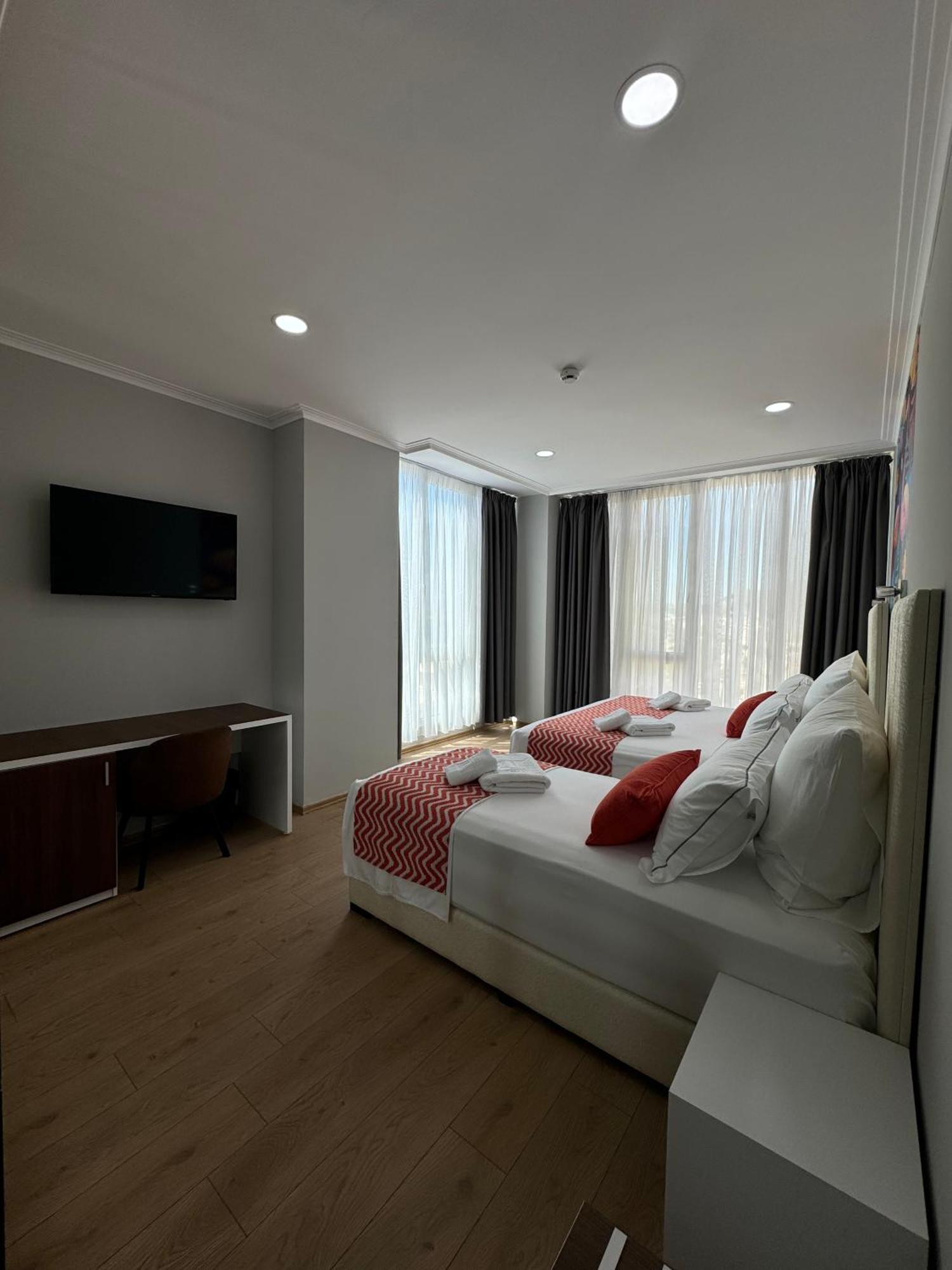 Hotel Britania Vlorë エクステリア 写真