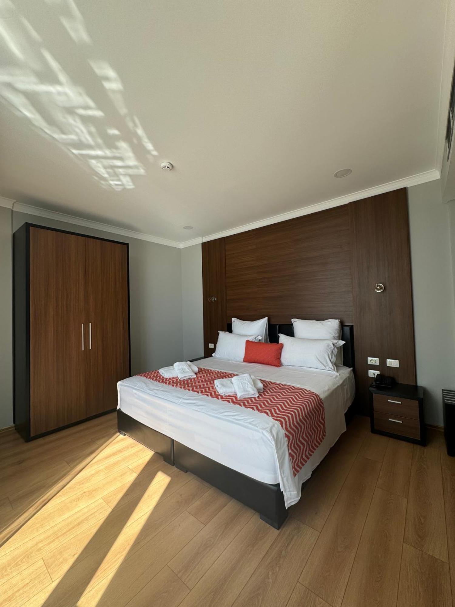 Hotel Britania Vlorë エクステリア 写真