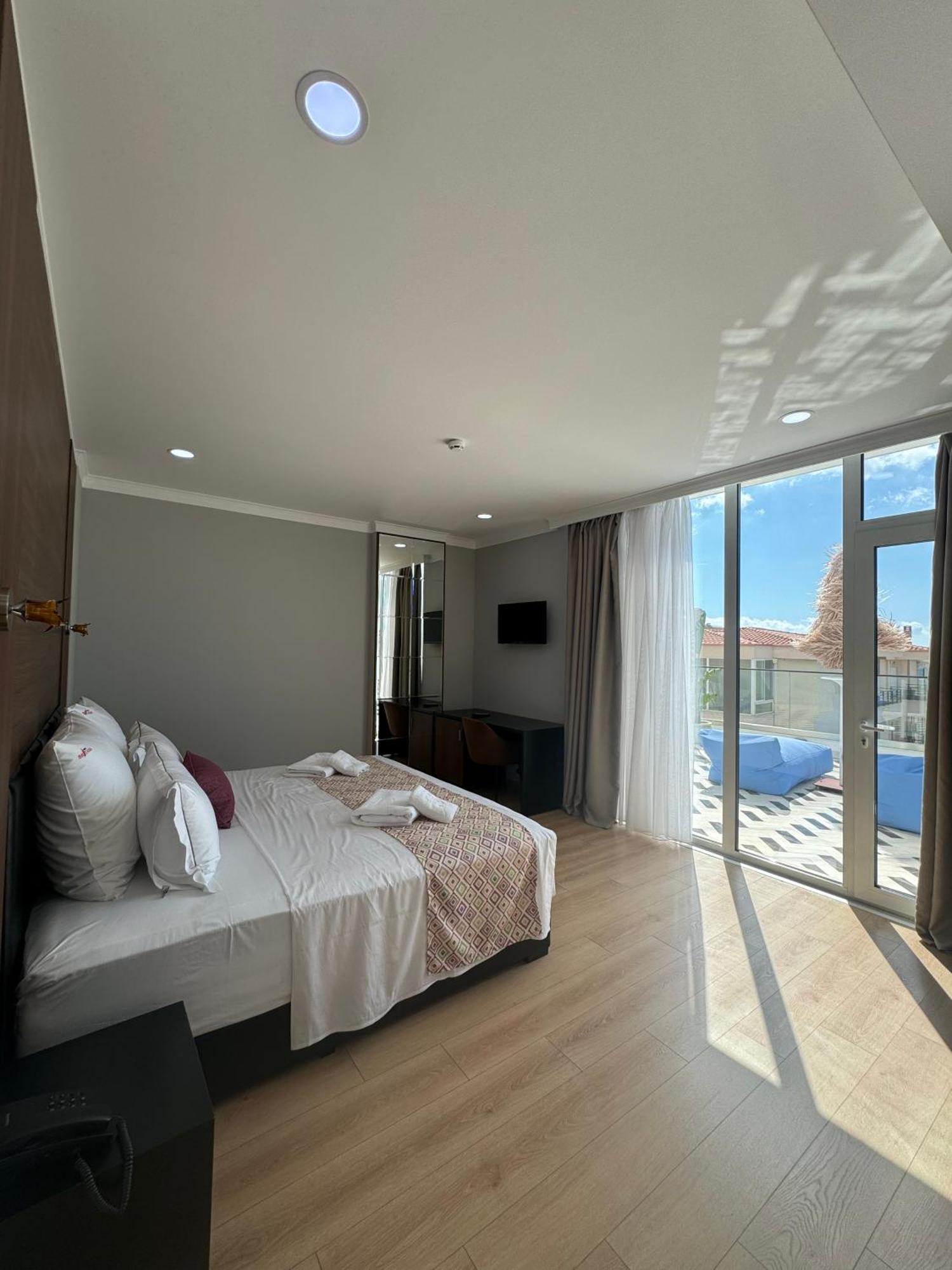 Hotel Britania Vlorë エクステリア 写真