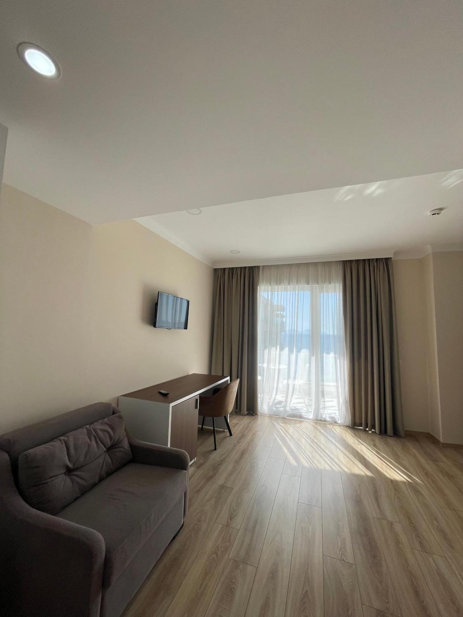 Hotel Britania Vlorë エクステリア 写真