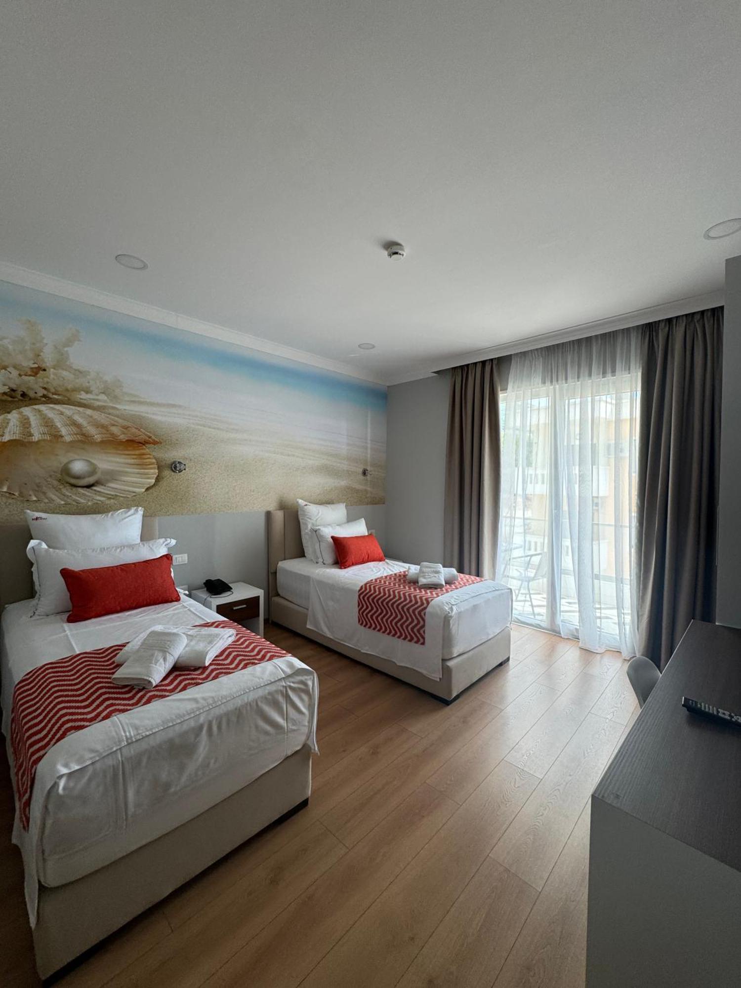 Hotel Britania Vlorë エクステリア 写真
