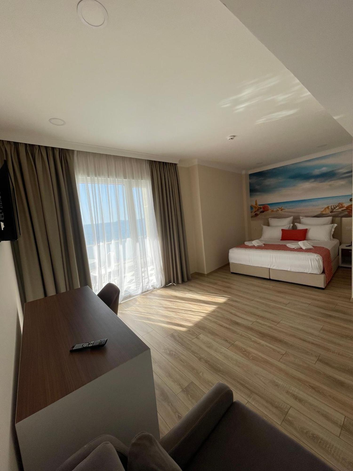 Hotel Britania Vlorë エクステリア 写真