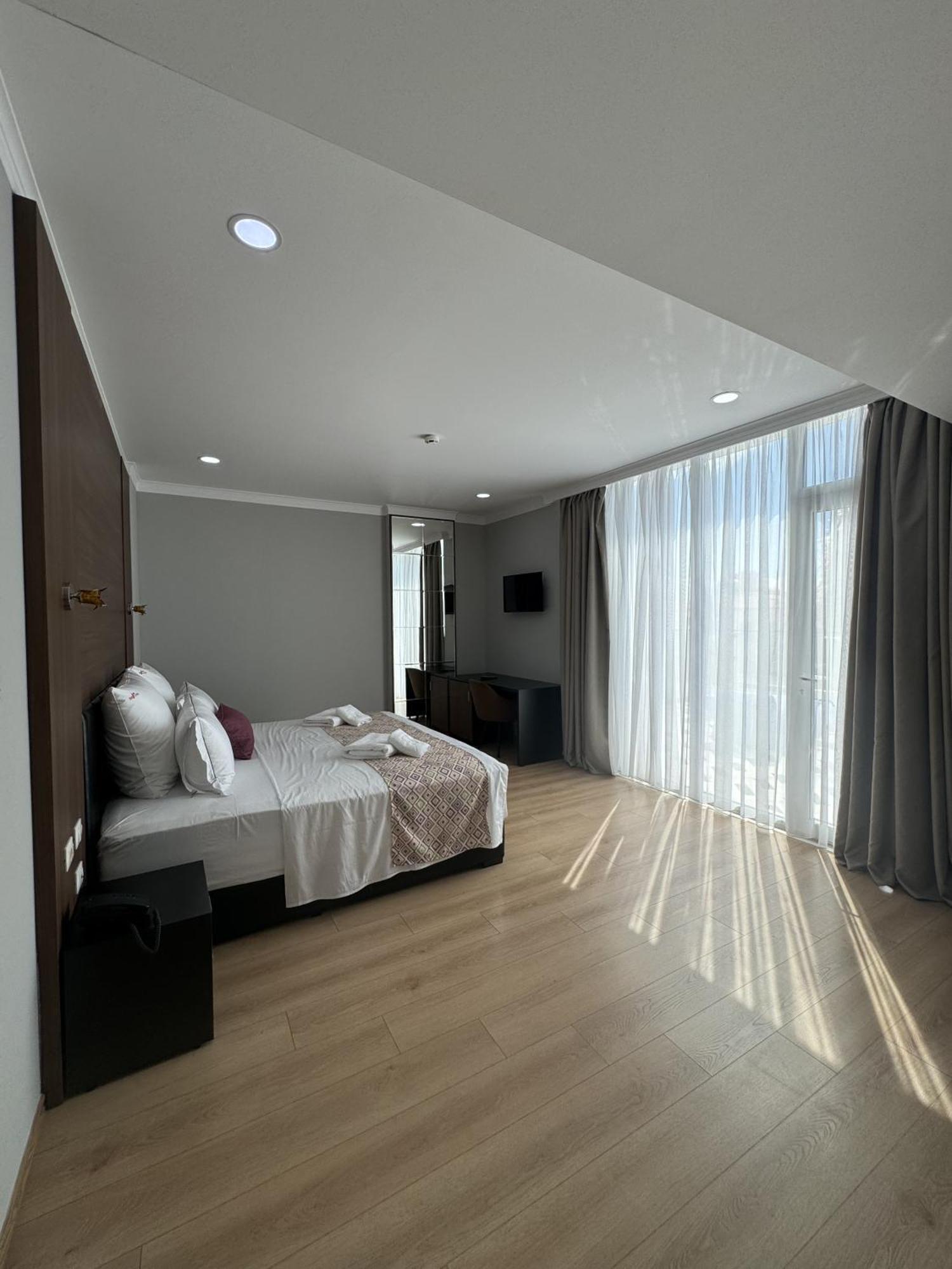 Hotel Britania Vlorë エクステリア 写真
