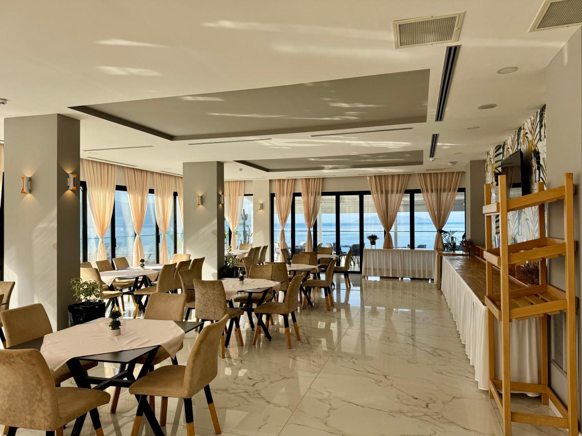 Hotel Britania Vlorë エクステリア 写真